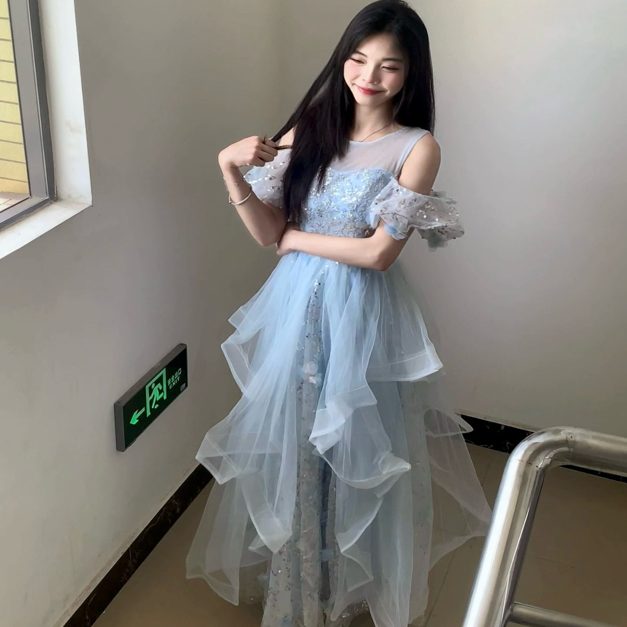 2025新款浅蓝色亮片露肩宴会毕业成人礼生日晚宴气质晚礼服蓬蓬裙