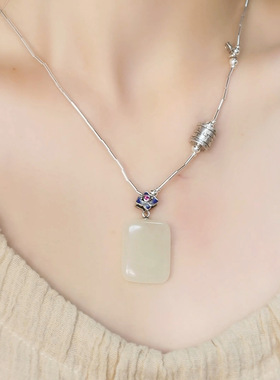 925银复古新中式滴釉珐琅彩小花和田碧玉无事牌吊坠女高级感项链