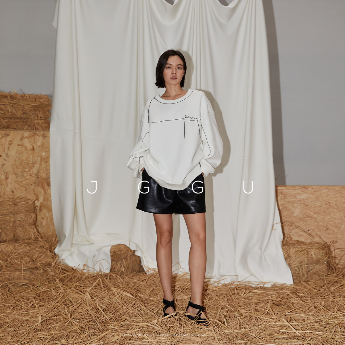 晶咕链条绣圆领长袖卫衣