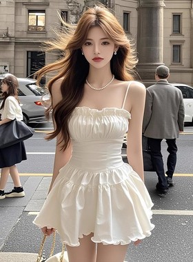 白色方领吊带褶皱木耳花边连衣裙女夏季轻奢性感精致时尚收腰短裙