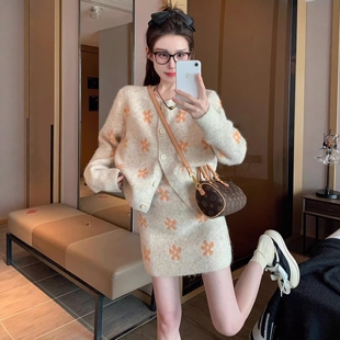 超好看减龄新款针织毛衣套装女刺绣花朵慵懒风开衫半裙气质两件套