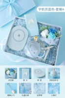 Синий космонавт, открытка, букет