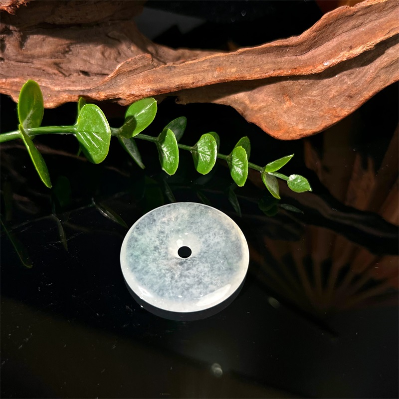 七彩云南天然翡翠冰种白透平安扣