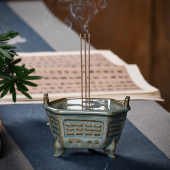 龙泉铁胎冰裂纹三足炉双耳炉线 线香炉家用室内香插彷古青瓷摆件