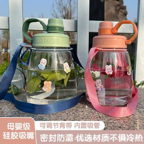 新款网红儿童大容量蛋蛋杯耐高温带吸管背带大肚杯太空杯可爱