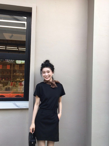 黄亮Elovey 遮手臂后背小设计黑色高质感短袖T恤女夏季百搭