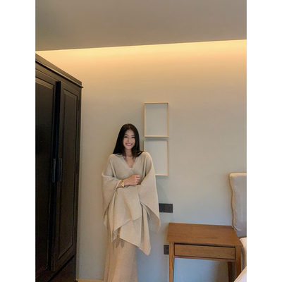 黄亮Elovey 秋天的氛围感 大V领老钱风纯色绵羊毛斜扣斗篷披肩