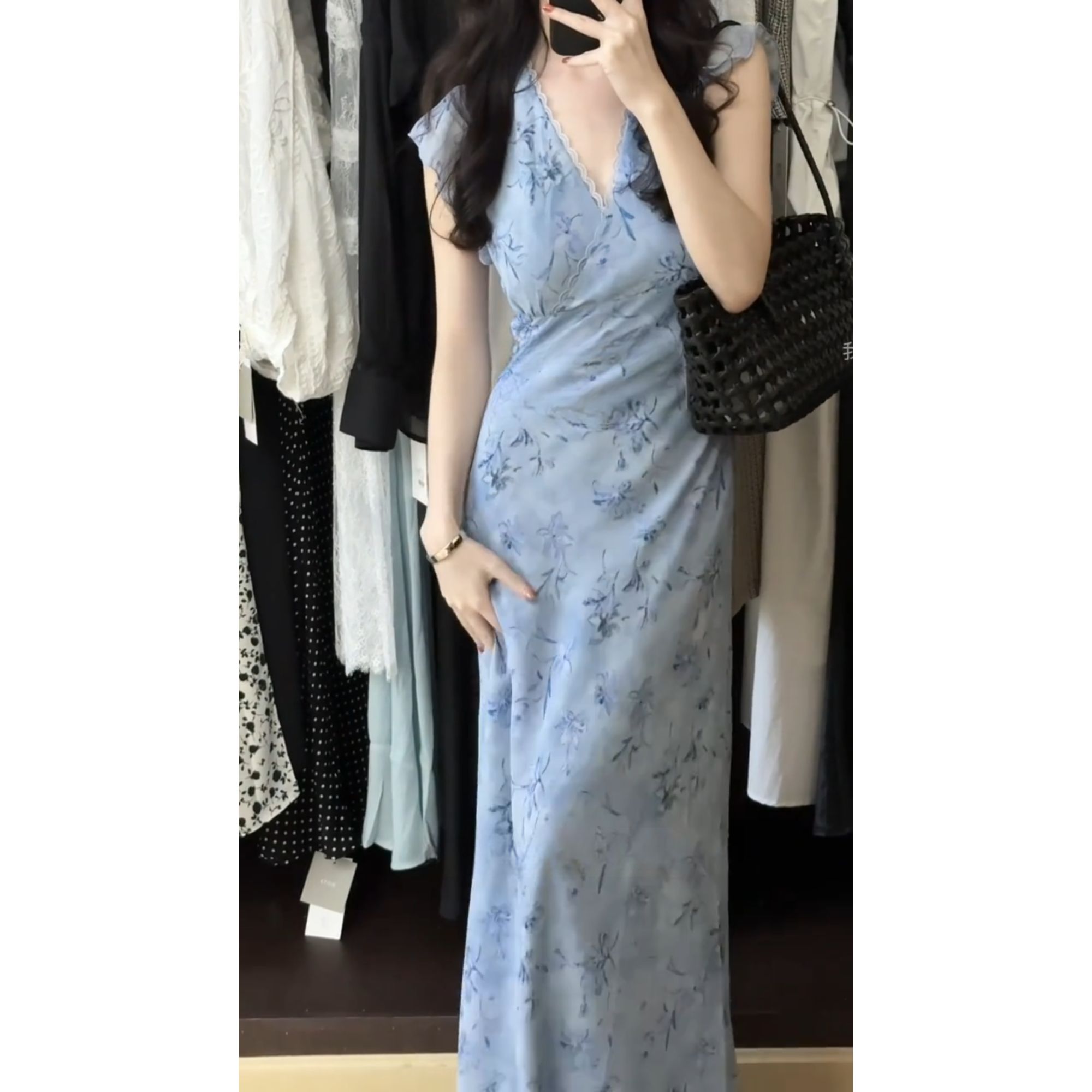 法式甜美温柔V领蕾丝浅蓝色连衣裙女夏季新款小飞袖收腰碎花长裙