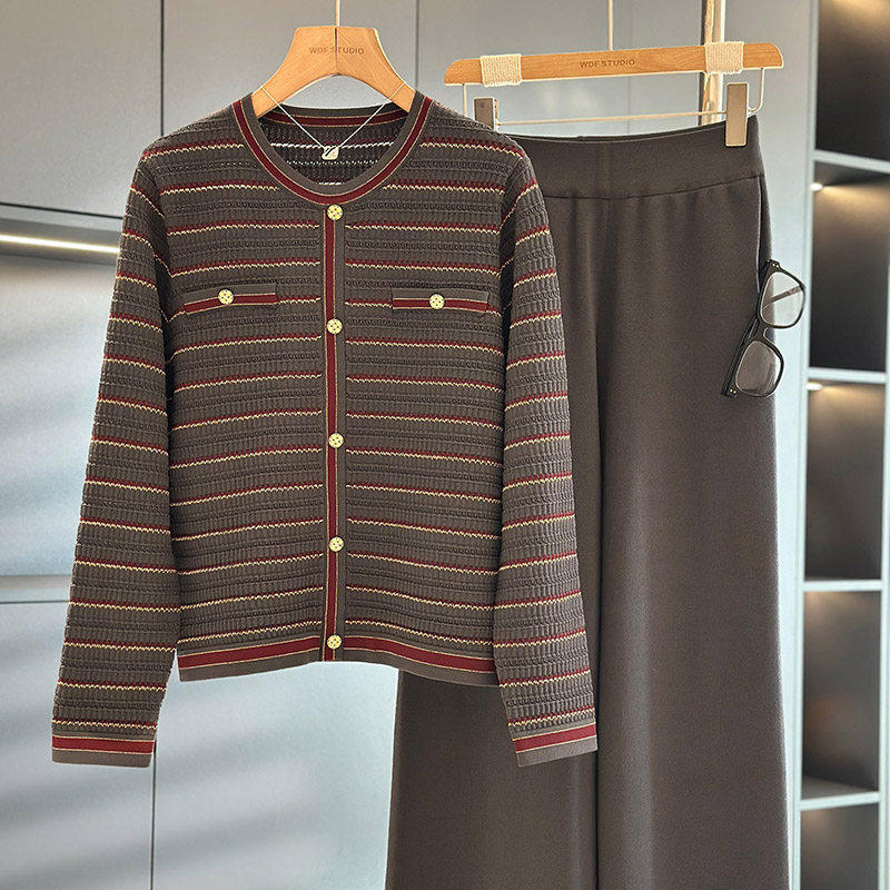 时尚洋派妈妈装针织衫套装女春装新款气质百搭中年妇女条纹两件套