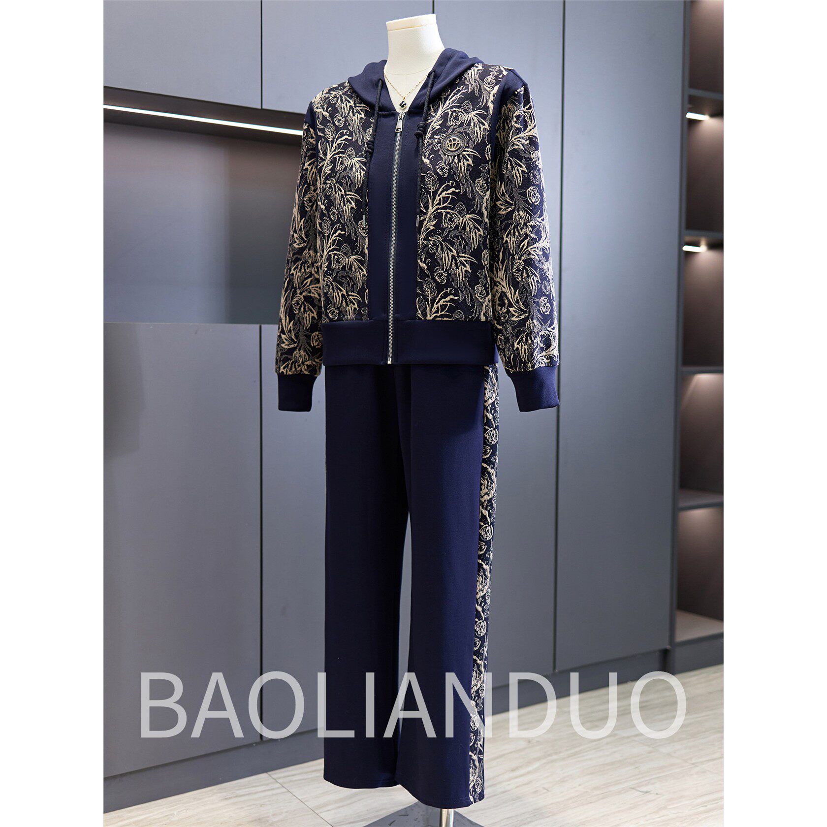 新款妈妈秋装运动套装中年女装连帽外套中老年春秋大码休闲上衣服