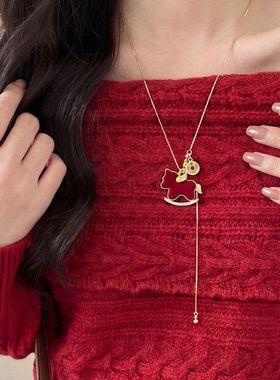 新年红色小马吊坠项链女设计感高级感长款毛衣链百搭本命年配饰潮