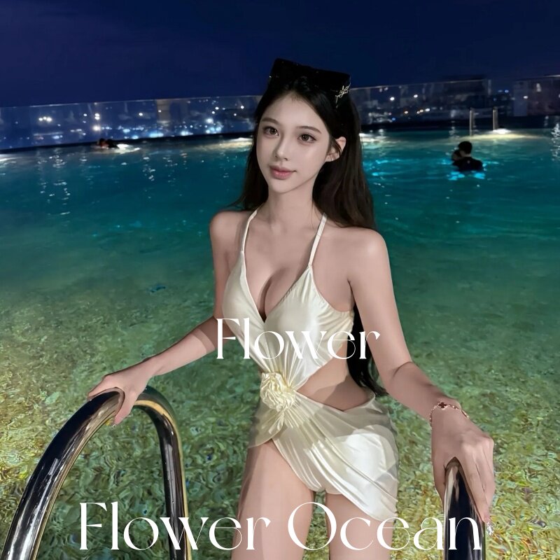 【香香典藏】高级感深V白色露腰花朵连体温泉海边度假泳衣