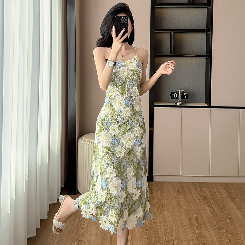 韩版法式刺绣吊带两件套连衣裙女2025夏季新款度假风显瘦裙子女装