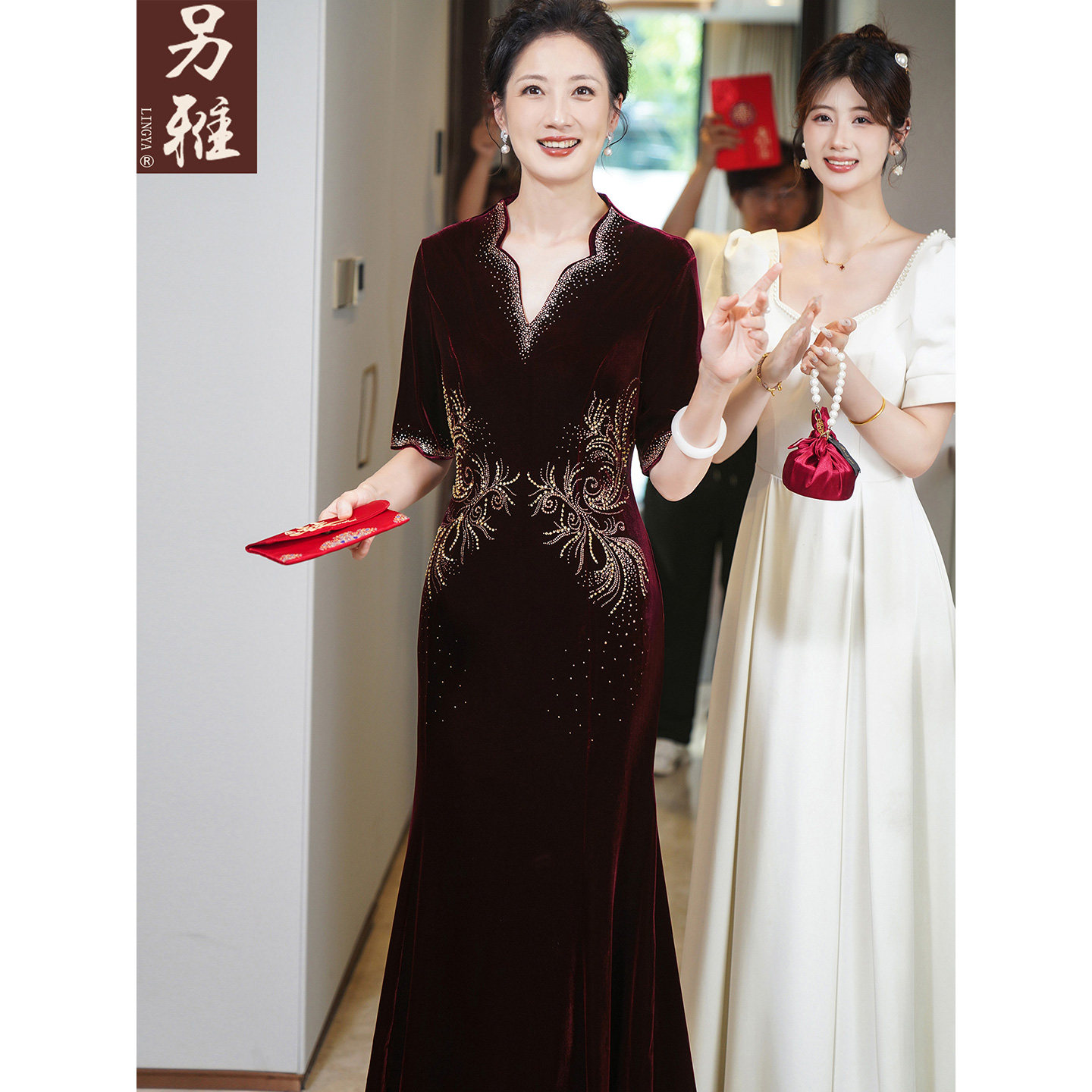 喜婆婆婚礼金丝绒V领手工