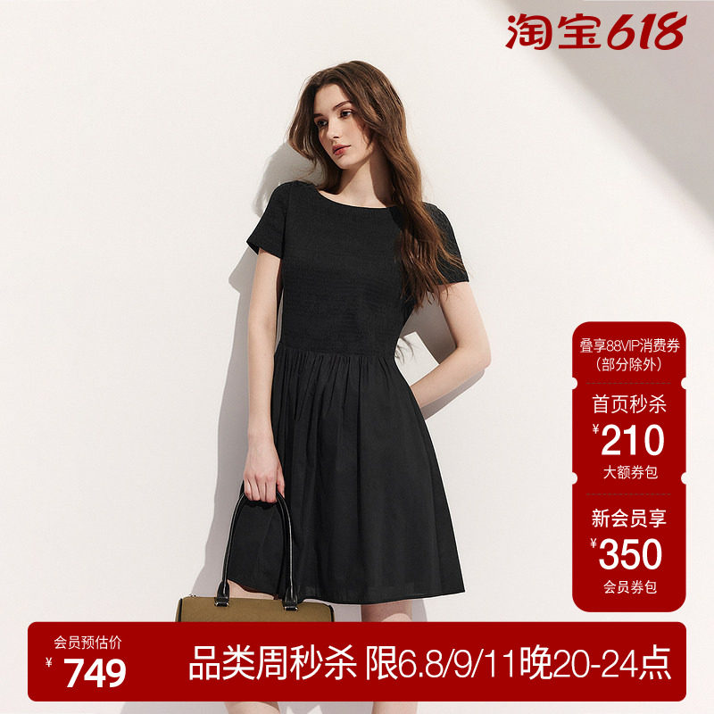 【新品】OCHIRLY欧时力 连衣裙2026夏纯棉船领缩褶显瘦A字小黑裙