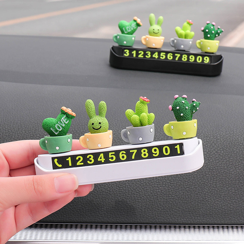 车内电话号码显示牌女士