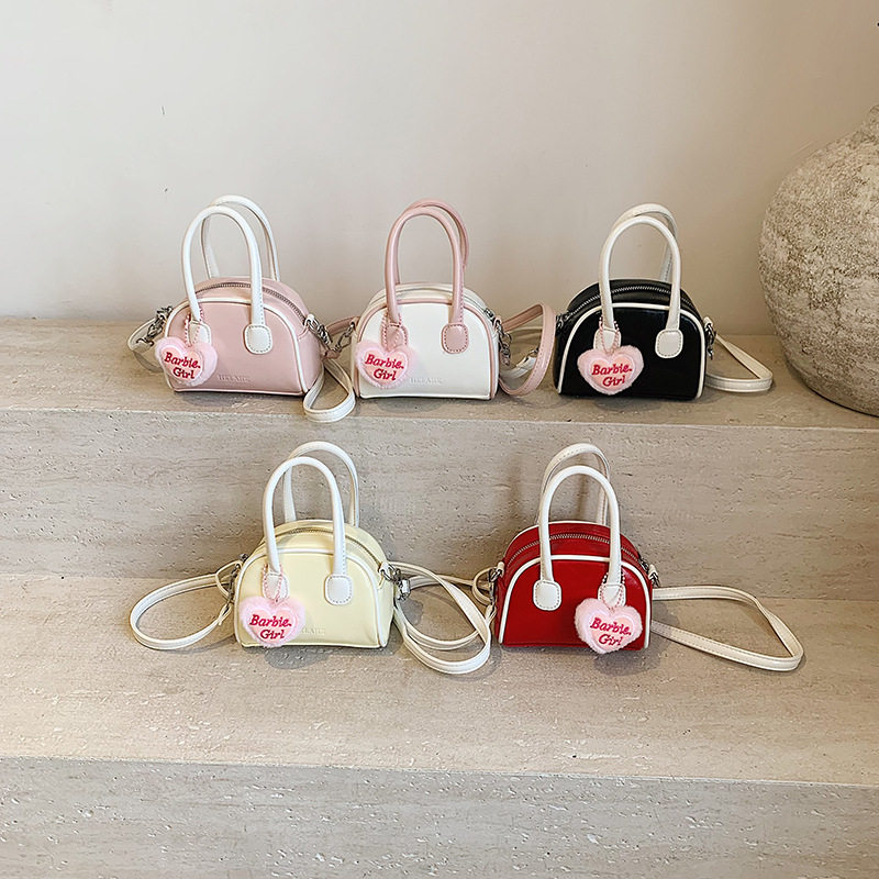 韩版男女童贝壳包洋气简约纯色宝宝手提包甜美爱心挂件儿童包