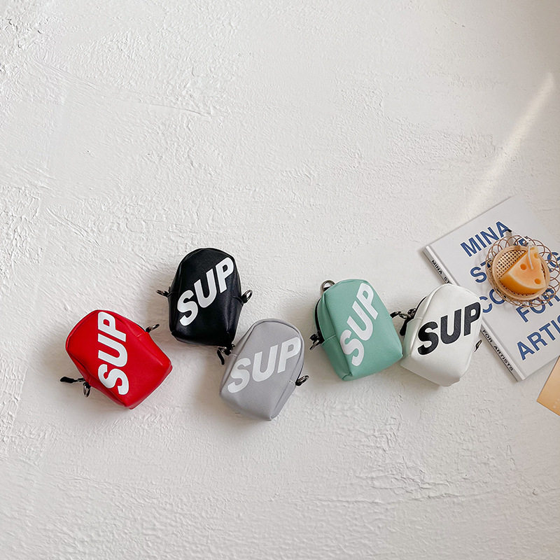 儿童包2026春夏新款韩国版字母男童小挎包帅气男孩帆布零钱斜挎包