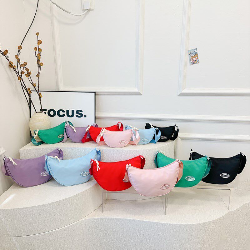 潮酷男女童单肩包休闲运动洋气字母亲子斜挎包2026新款儿童包