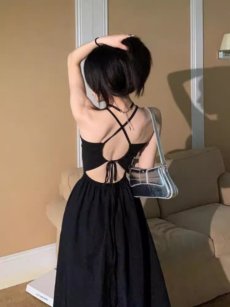 赫本风法式甜辣妹挂脖露背连衣裙