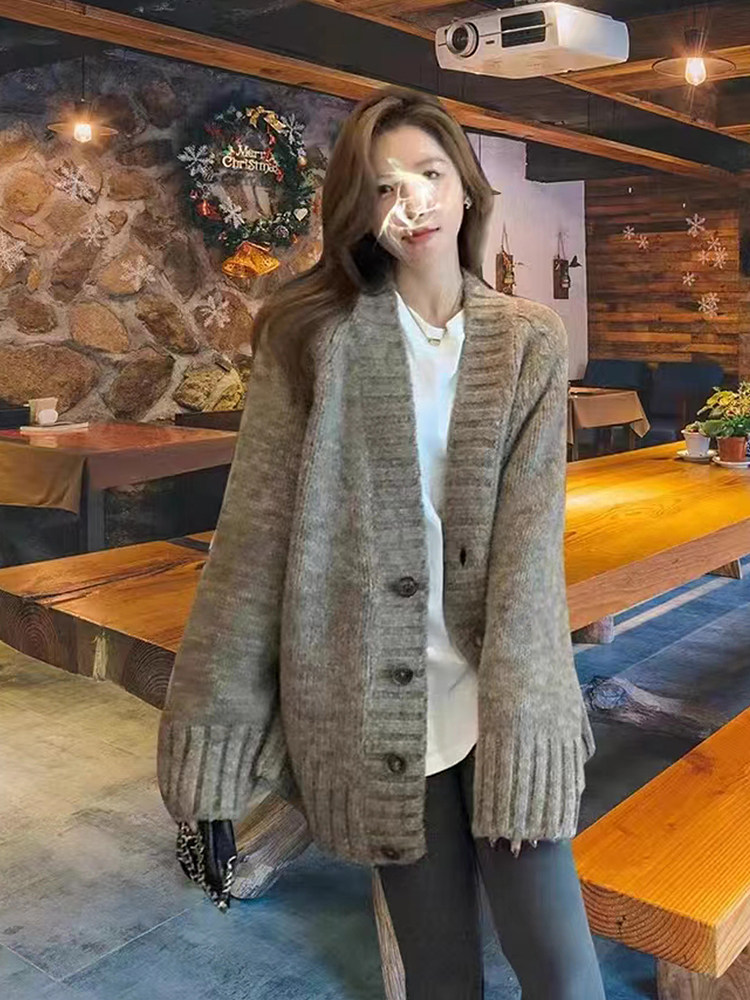 灰色粗针毛衣外套女2022年