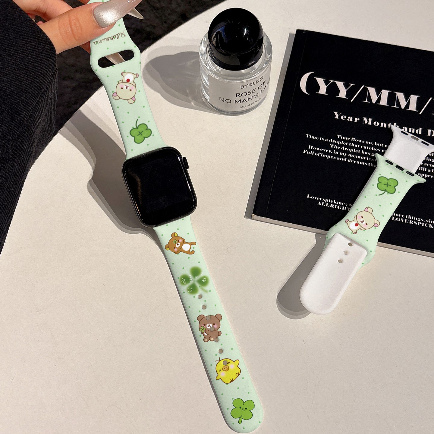适用iwatchs10硅胶苹果手表applewatch10表带s9卡通四叶草轻松熊s8新款s7小众ultra2透气45se女款s6网红闺蜜