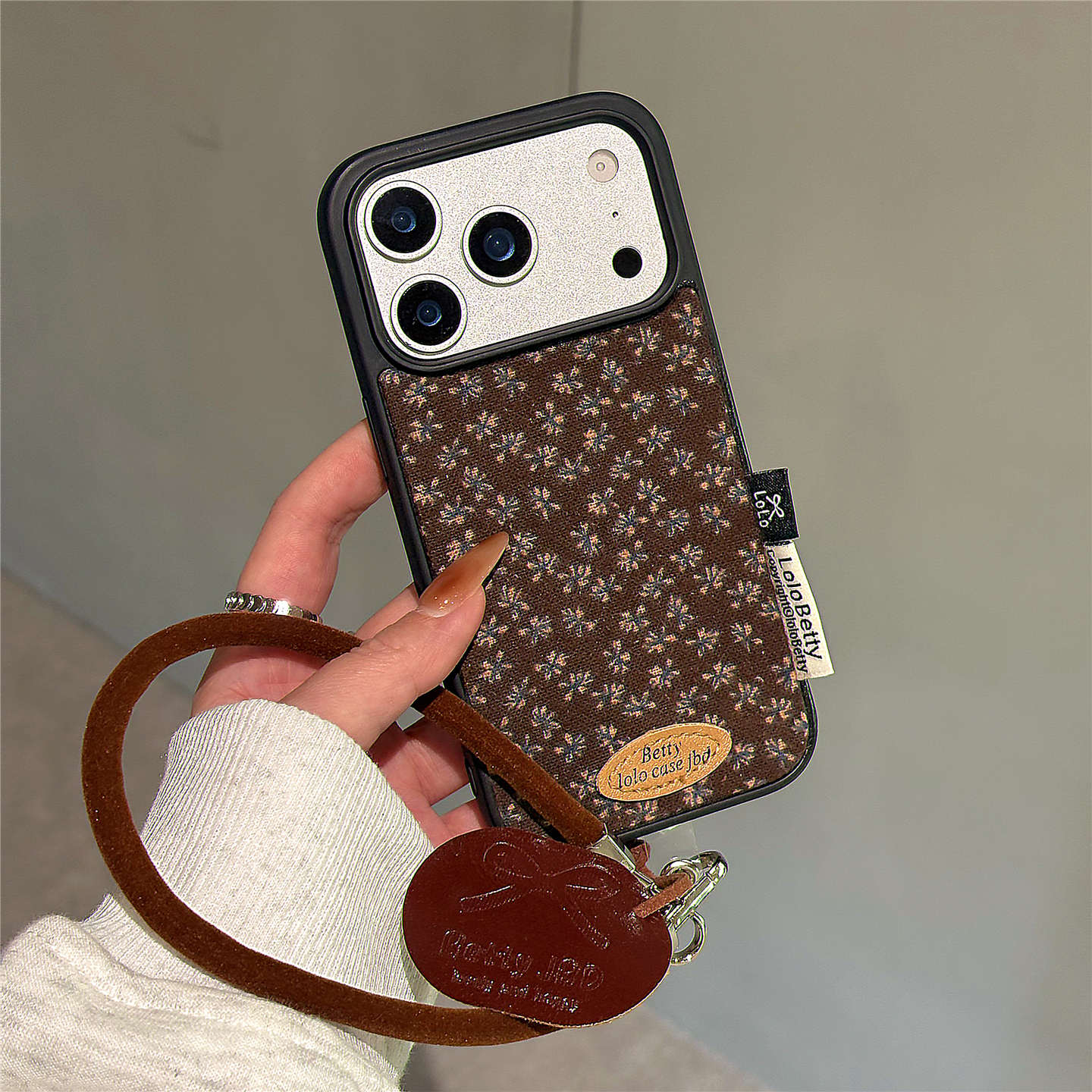 棕色美拉德少女风花朵适用苹果17promax手机壳iphone16女新款17pro手拎挂绳16pro灯芯绒15pro防摔14保护套13