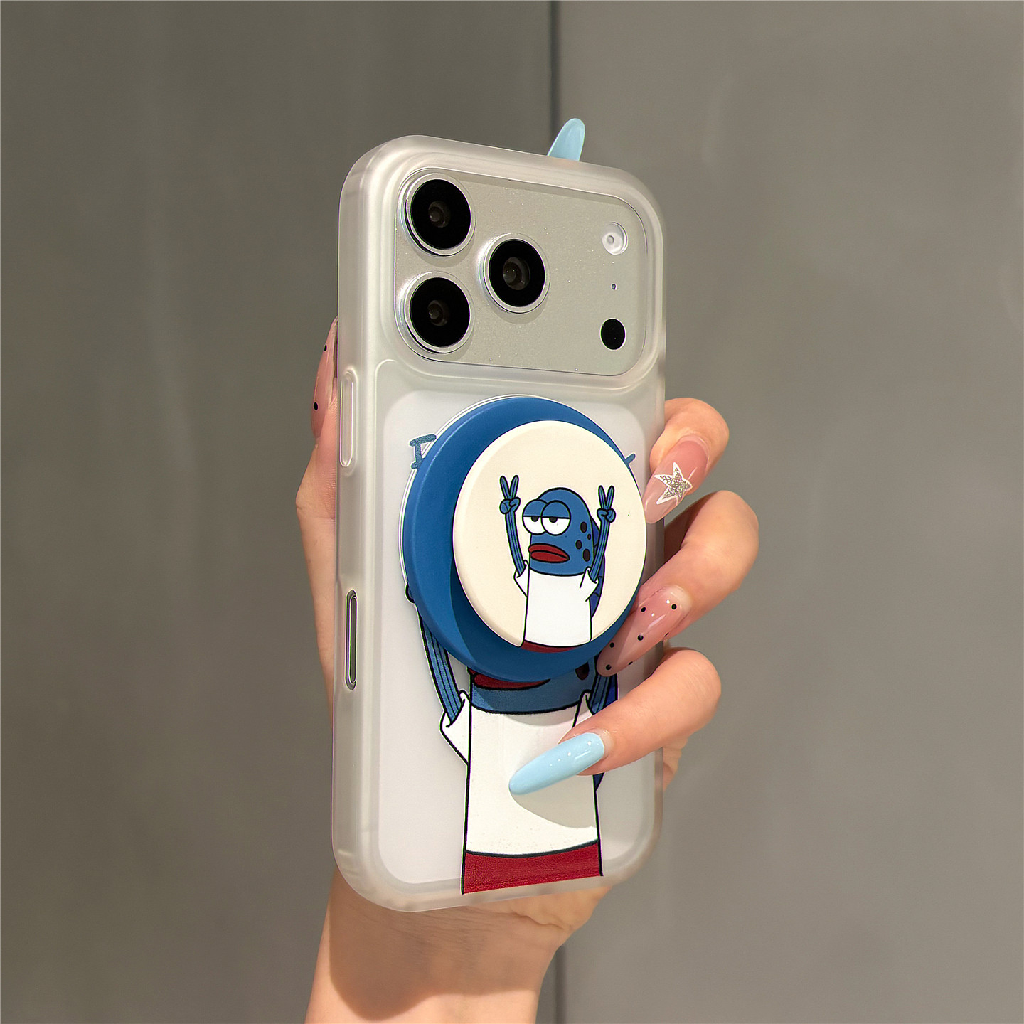 搞怪卡通可爱比耶丑鱼适用苹果18promax手机壳iphone17pro新款16pro磁吸支架15pro磨砂肤感17创意防摔保护套