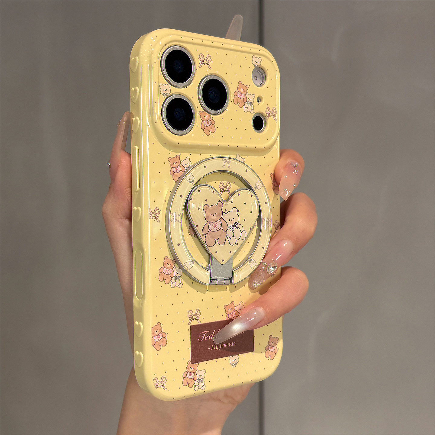 早春鹅黄卡通波点小熊折叠磁吸支架适用苹果17promax手机壳iPhone17pro软胶16pro女新款15全包防摔14保护套13