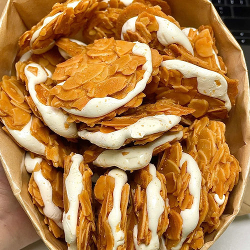 妈妈尝了一口饼干都拿走了！