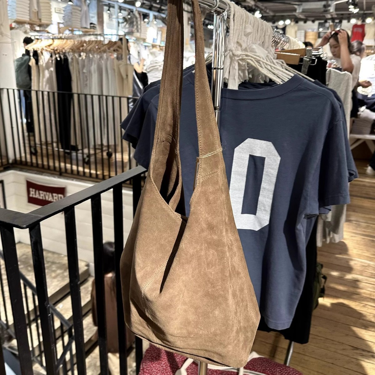 BrandyMelville国内代购棕色鹿皮绒纯牛皮柔软休闲单肩包托特包图片