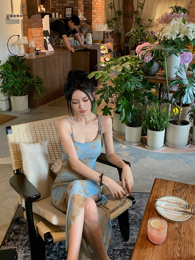 蓝色吊带海岛风夏季新款复古扎染辣妹连衣裙性感ins风印花设计感