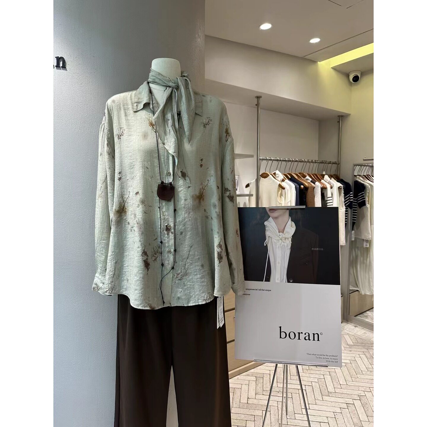 帛bo燃ran b2d8515树叶印花衬衫（配丝巾围脖）高品质实体店新款