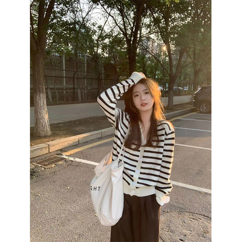 한국식 은은한 향기 스타일 스웨터 재킷 탑과 함께 입기 좋은 가을 오른쪽 어깨 긴팔 스트라이프 브이넥 니트 가디건