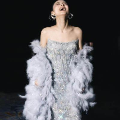 高级感羽毛披肩抹胸闪亮晚礼服