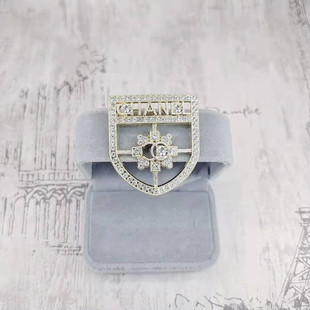 盾牌胸针小香c字母全称别针气质搭配西服套装连衣裙合金水钻制品