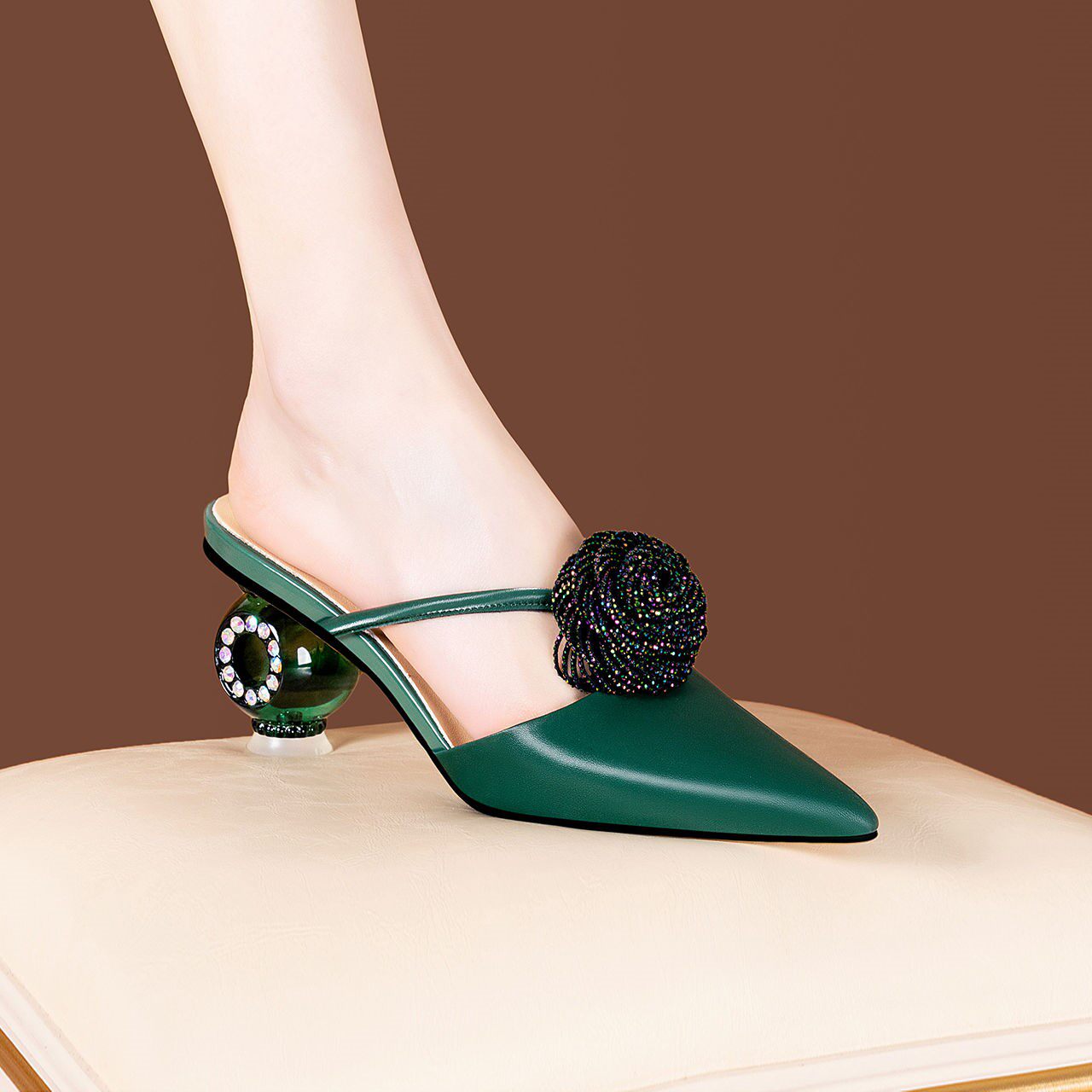 2022夏新款水钻凉拖鞋女外穿真皮尖头花朵半拖粗跟包头皮拖鞋高跟