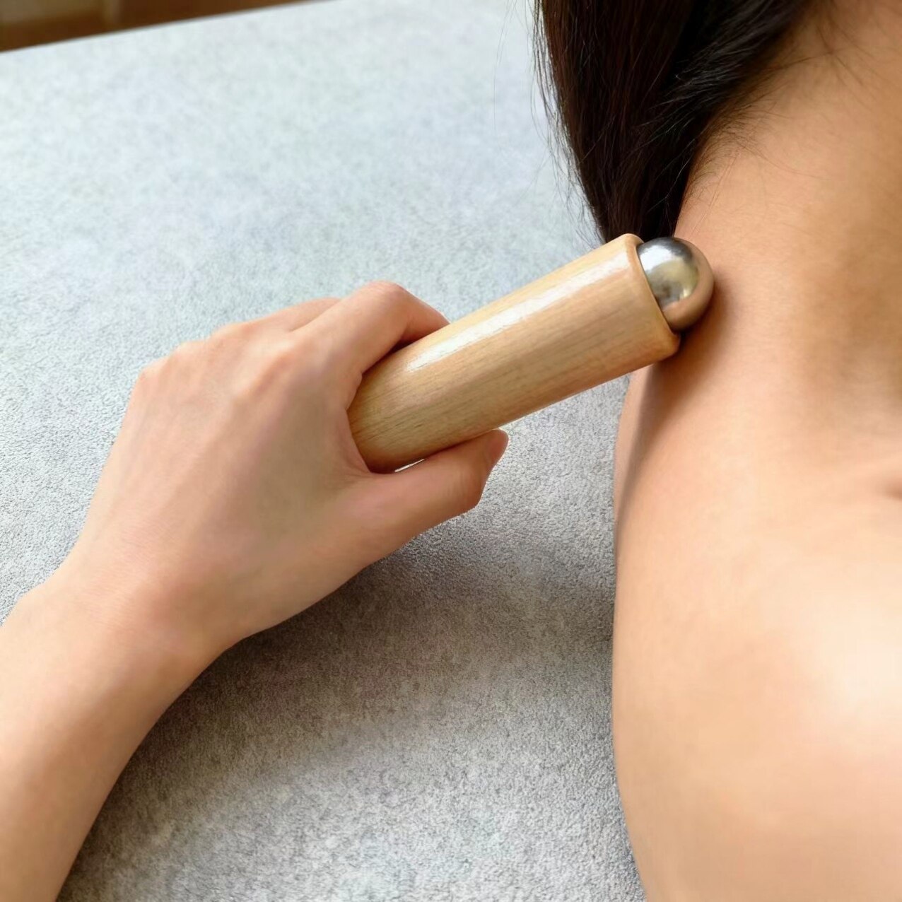 创意灯泡滚珠脸部按摩器迷你手拿禾木家用身体经络疏通按摩器材