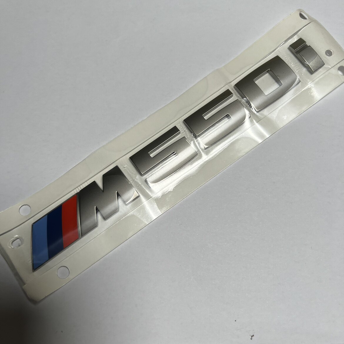 宝马原厂汽车尾标BMW后备箱贴标G30 M550i排量标3D饰灰色镀铬车标图片