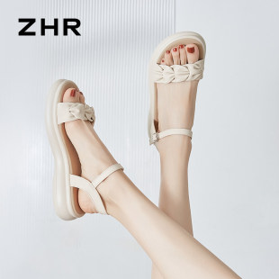 凉鞋女2026新款夏季女士软底配裙子平底不累脚运动厚底一字带女鞋