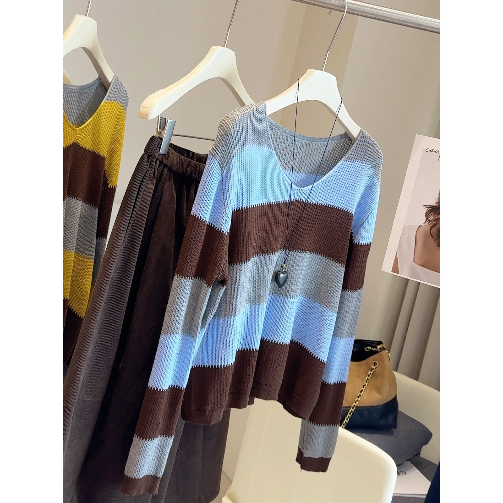 V领撞色条纹针织衫女2025秋新款时尚拼色内搭打底衫宽松套头毛衣,女装/女士精品,羊绒衫,淘宝优惠券,粉丝福利购,淘宝优惠卷