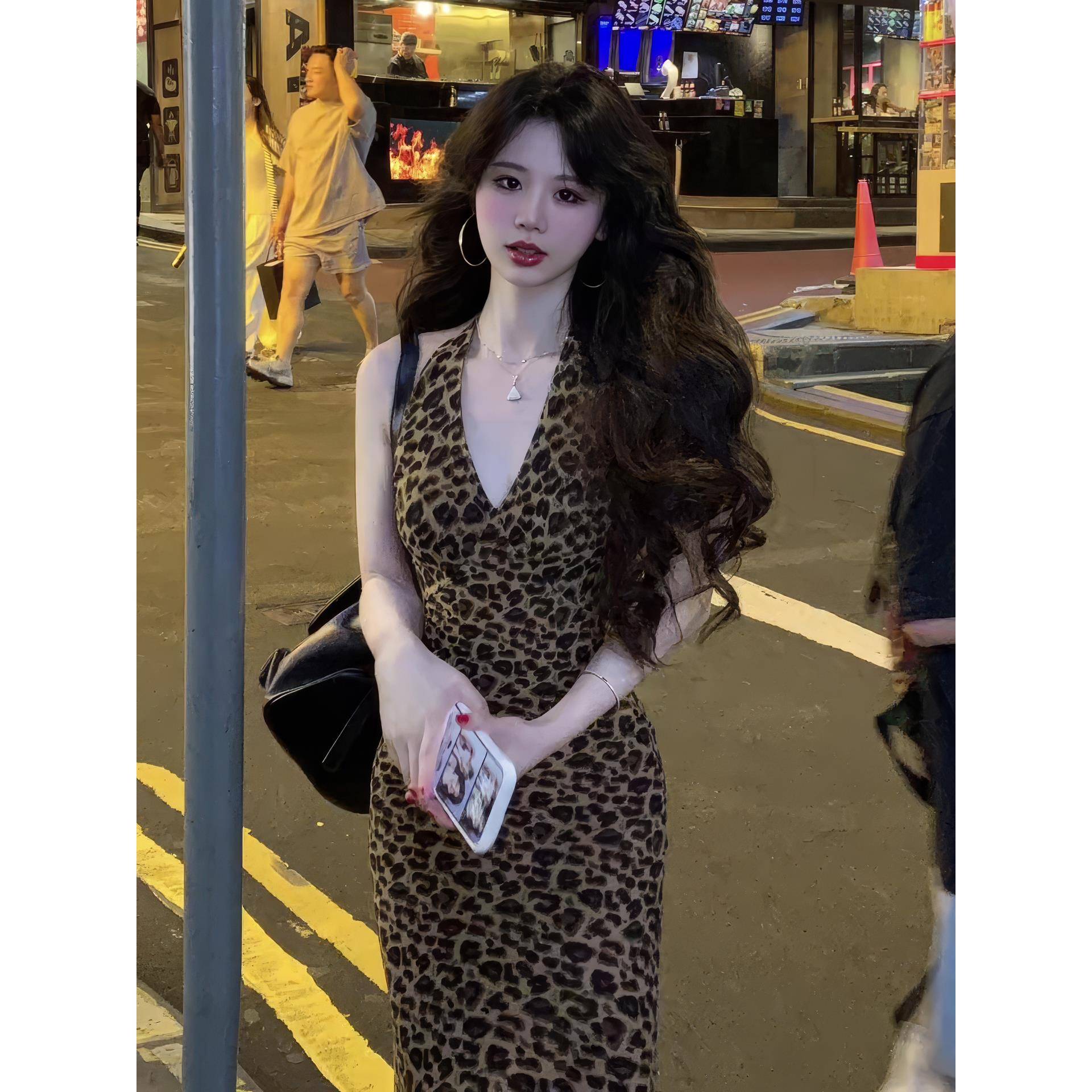 美式辣妹豹纹挂脖V领吊带连衣裙女2025夏季设计感收腰包臀长裙子