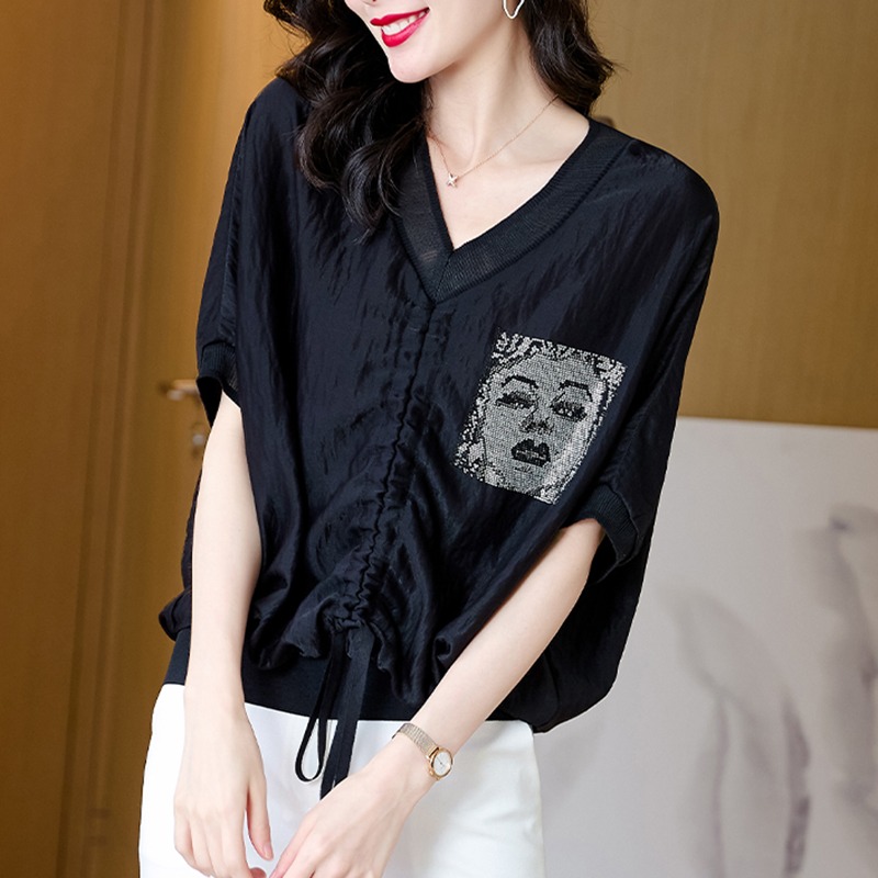 黑色雪纺短袖t恤女2025新款夏季设计感上衣v领宽松印花体恤女大码