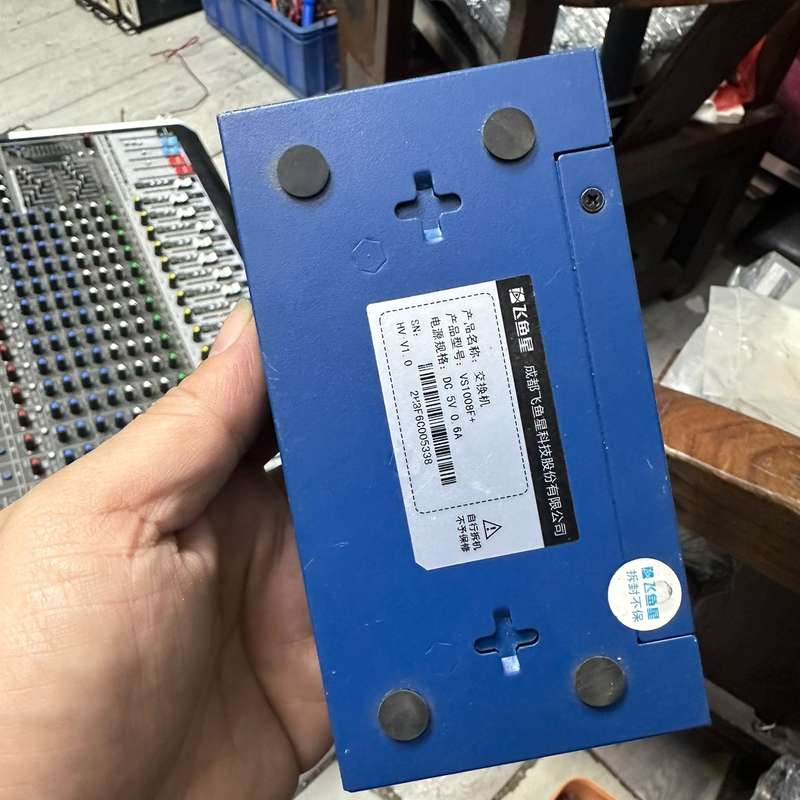 请议价-飞鱼星VOLANS VS1008F+ 8口百兆交换机,蓝色铁