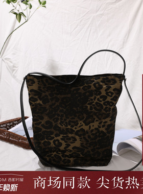 西町村屋轻潮豹纹单肩包女新款复古气质百搭手提水桶包XA9D60048