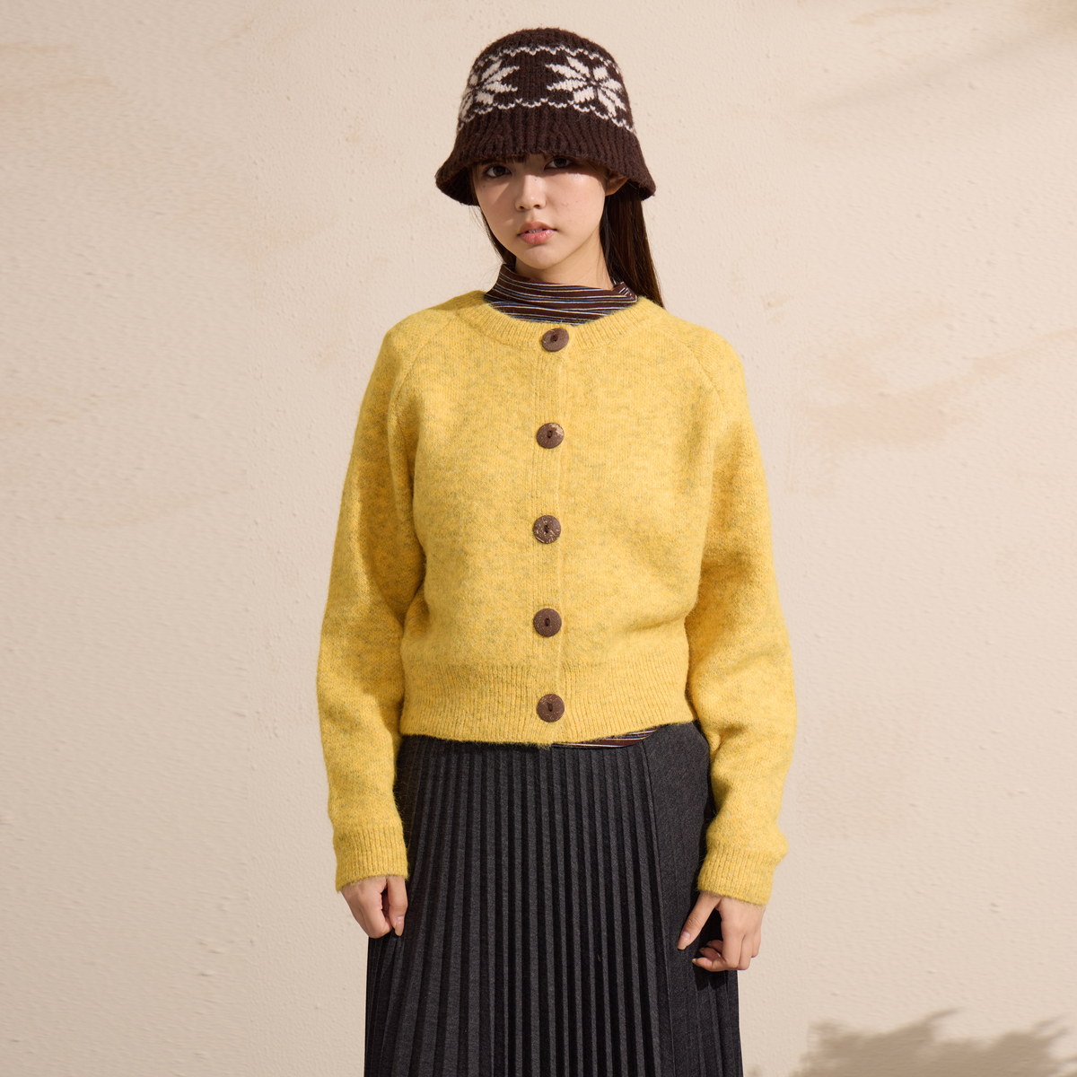 西町村屋慵懒感开衫女装2025冬季新款简约圆领短款外套XAAD10907