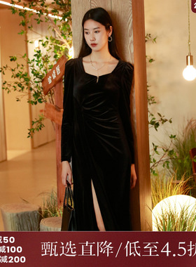 西町村屋连衣裙女2023冬百搭复古法式方领开衩丝绒长裙AD8502001