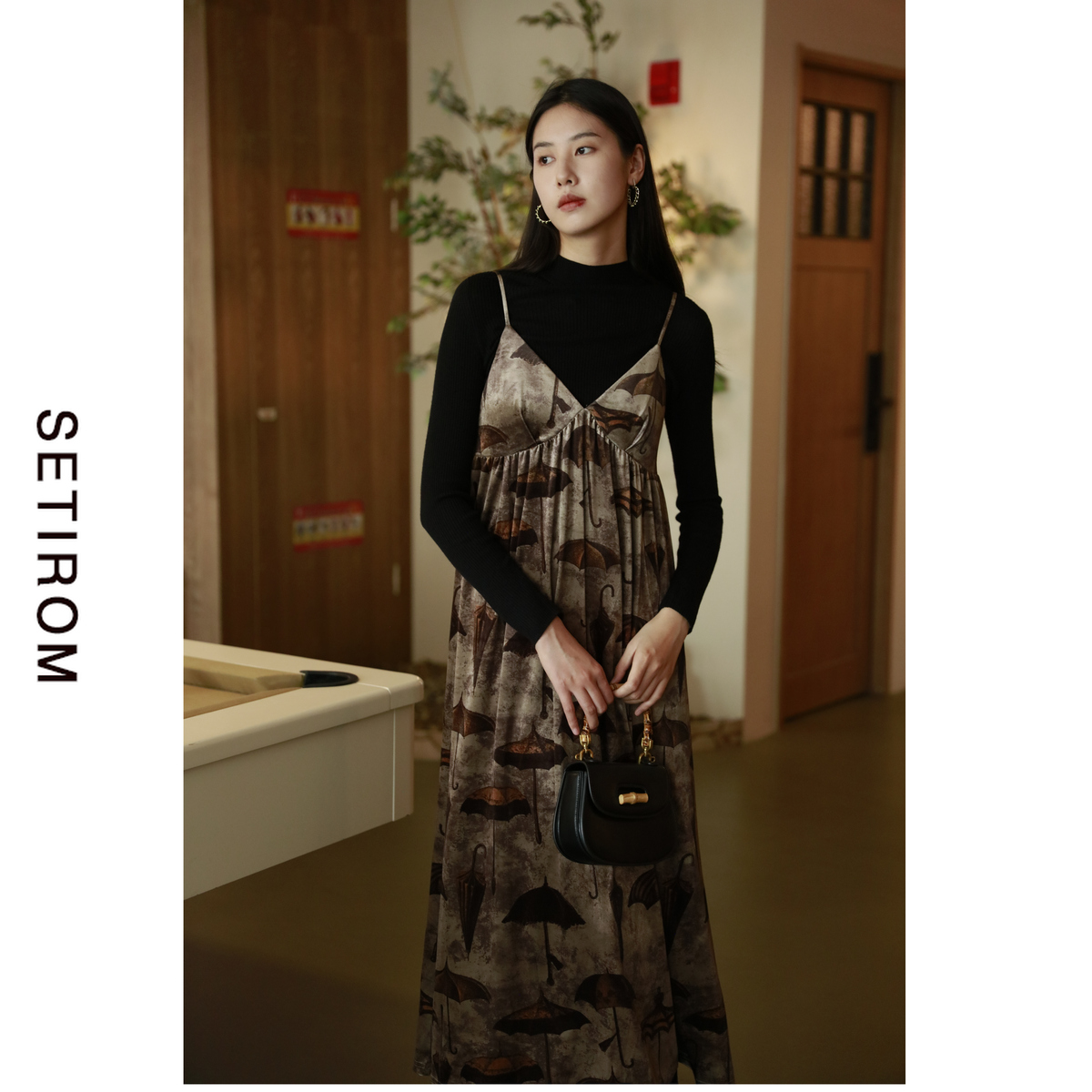 西町村屋法式浪漫国丝绒吊带长裙