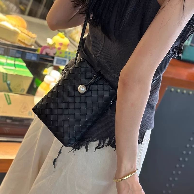 装手机的小斜挎包包包女式2026新款单肩洋气斜挎小包包银色编织女图片