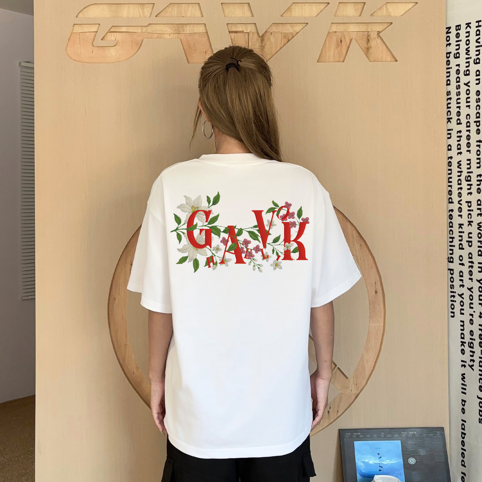 GAVK 字母花卉印花宽松圆领落肩日常通勤舒适百搭短袖T恤